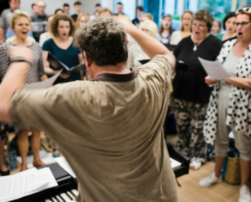 Chorprobe mit Dirigent