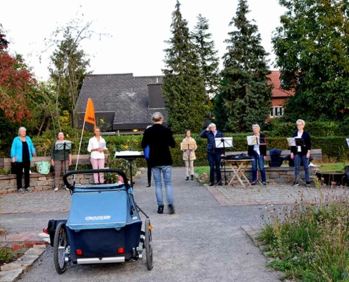 Chorgruppe im Klostergarten