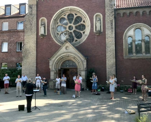 Chorprobe vor der Kirche