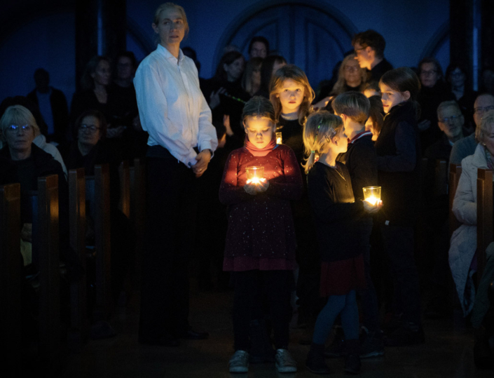 Vereinskinderchor und Konzertchor Einzug in die Mutterhauskirche