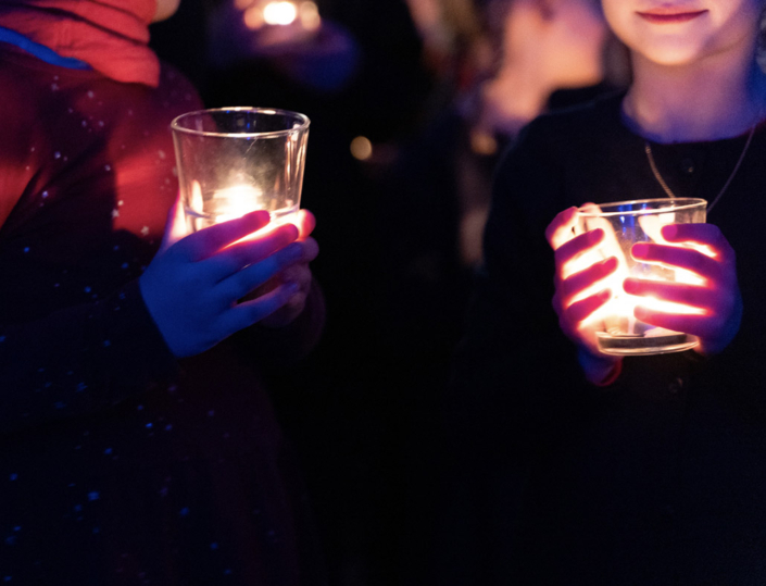Das Licht wird in die Kirche getragen