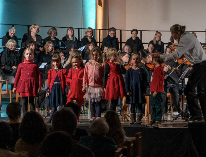 Kinderchor singt „Eine Tür“
